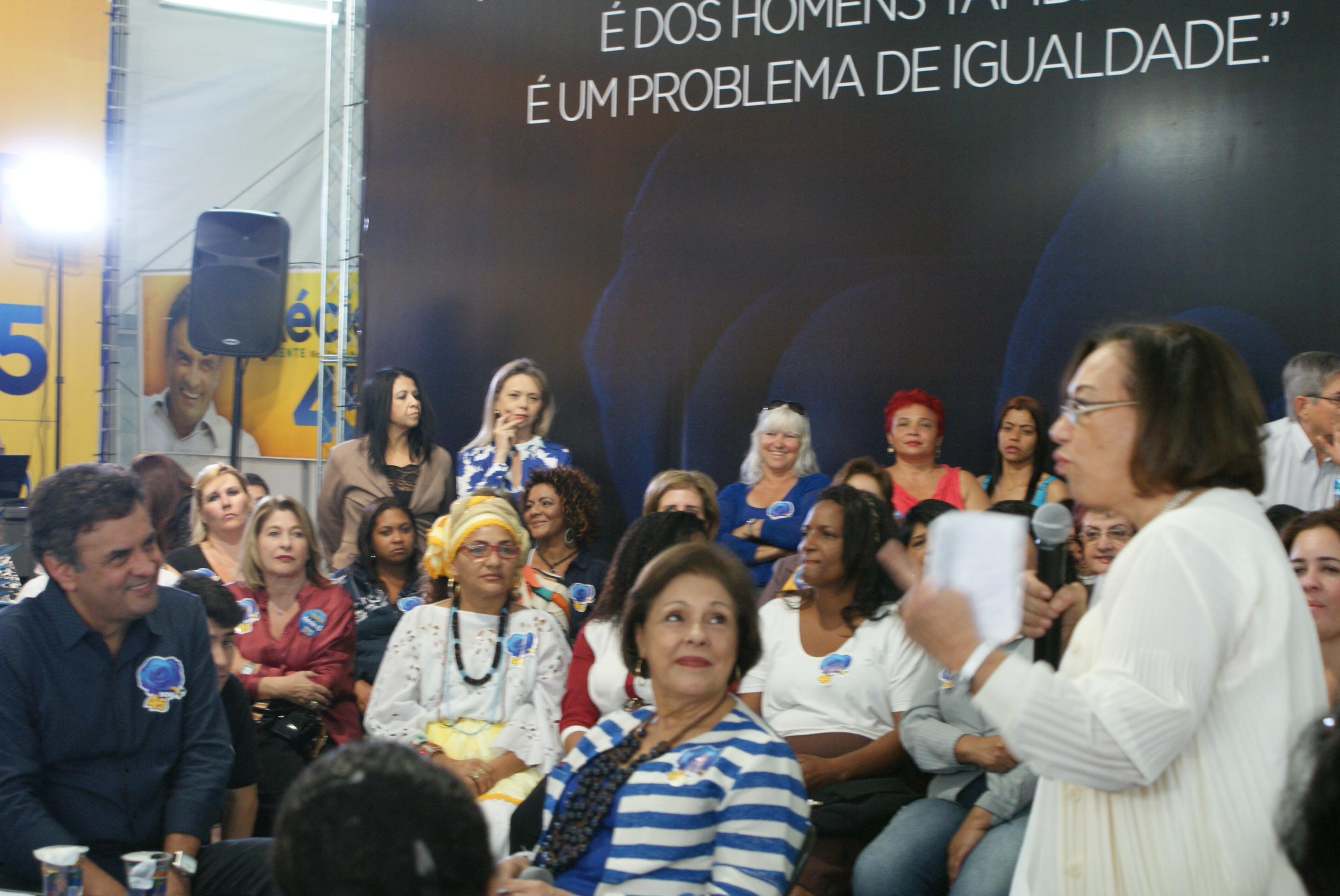 Albertina Takiuti pergunta a Aécio Neves sobre redução da mortalidade materna no Brasil
